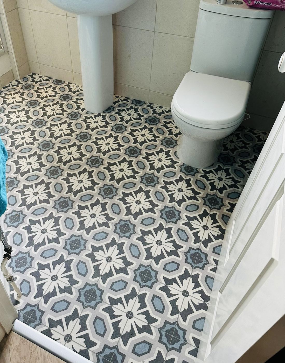 Patterned vinyl floor in a bathroom
