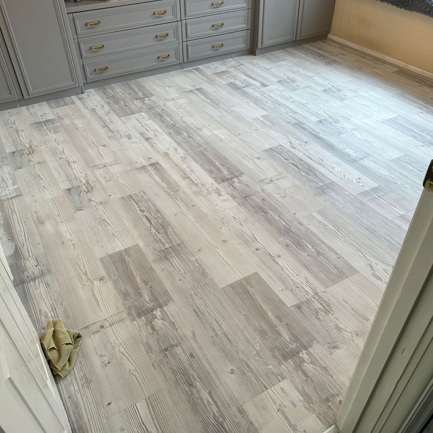 Grey wood-look laminate in a kitchen